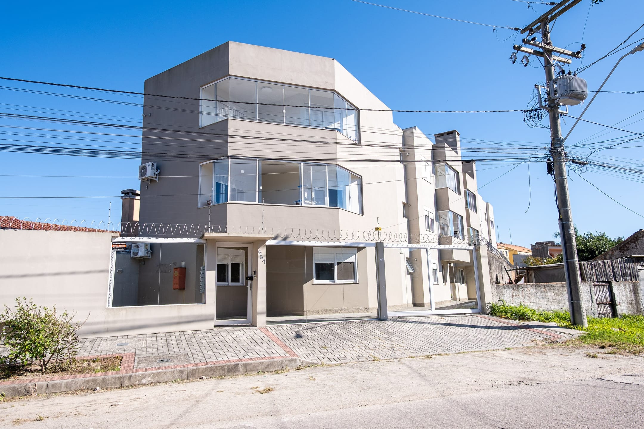 Apartamento à venda no Areal, 90 m², 3 dormitórios (1 suíte), lareira, churrasqueira, cozinha planejada, vaga coberta. Conforto em localização privilegiada.