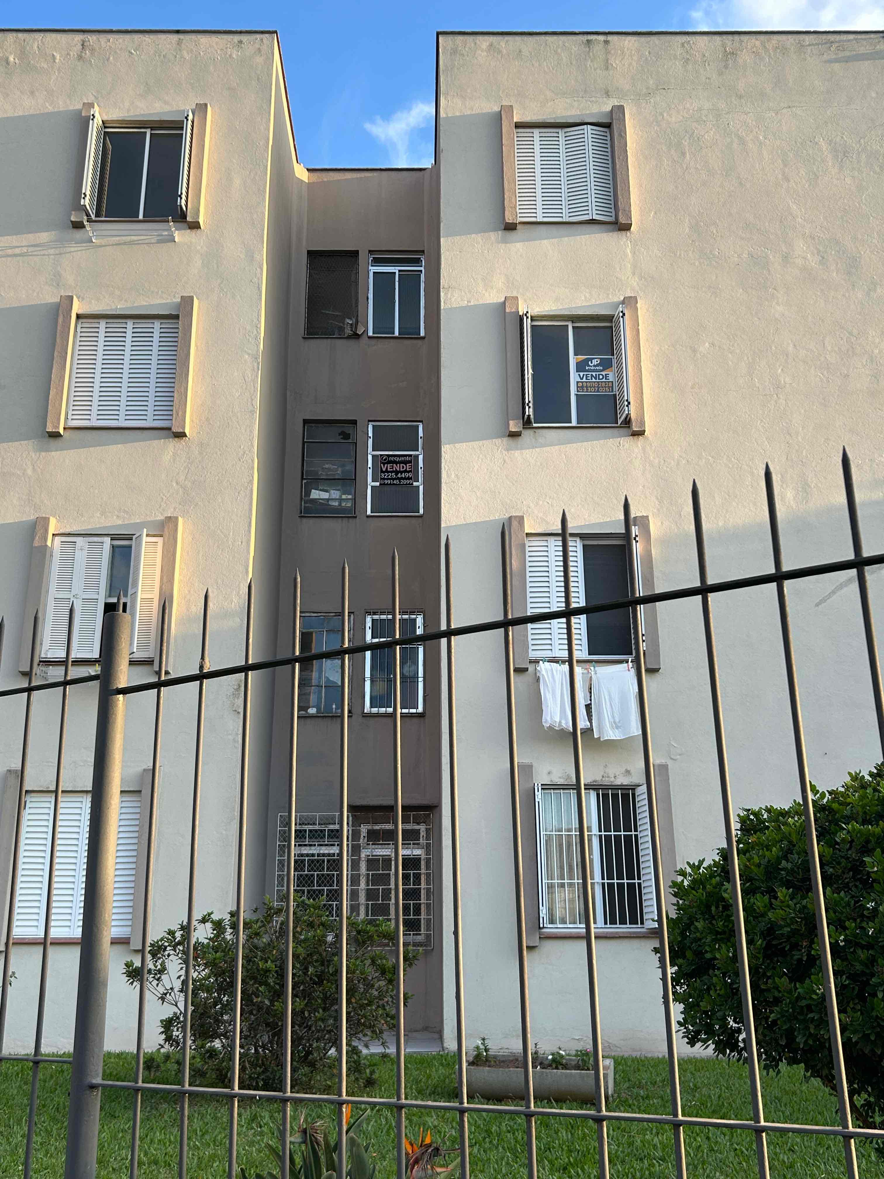 Apartamento de frente na Cohabpel, 67 m², 3 dormitórios, 1 banheiro, localizado no Centro de Pelotas. Ótima opção para moraria!