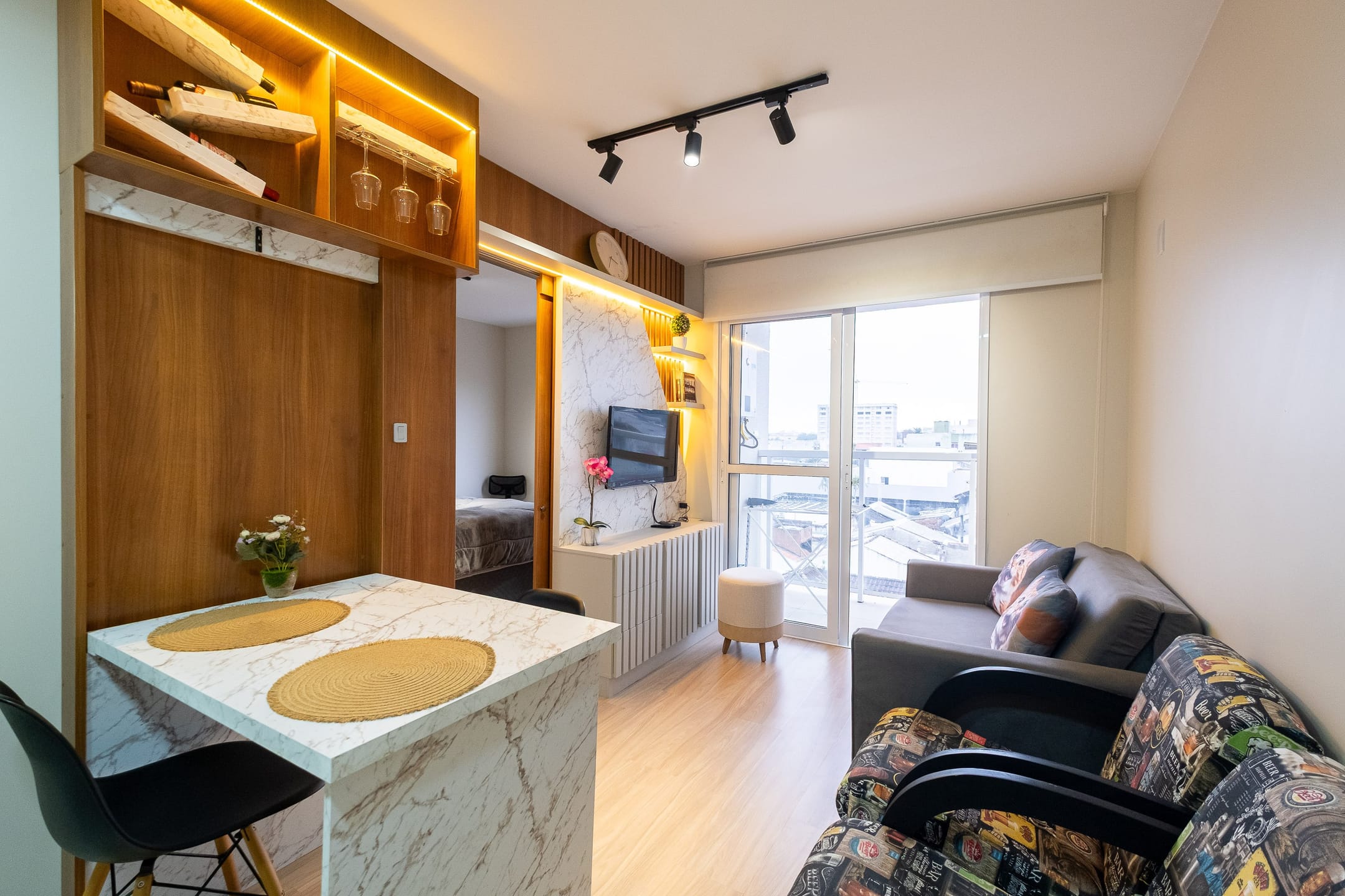 Apartamento mobiliado no Single Residence, Centro: 1 dormitório, sacada com vista, vaga coberta, churrasqueira, ar-condicionado e lazer completo.