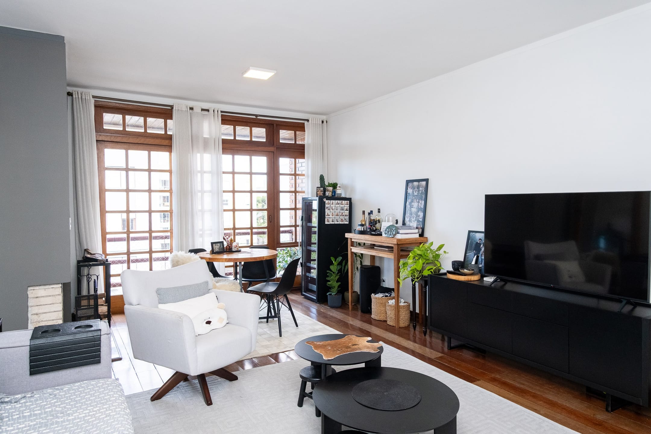 Apartamento à venda no Boulevard Manta, centro: 173,71 m², 3 quartos (sendo 1 suíte com closet), 3 sacadas, lareira e churrasqueira.