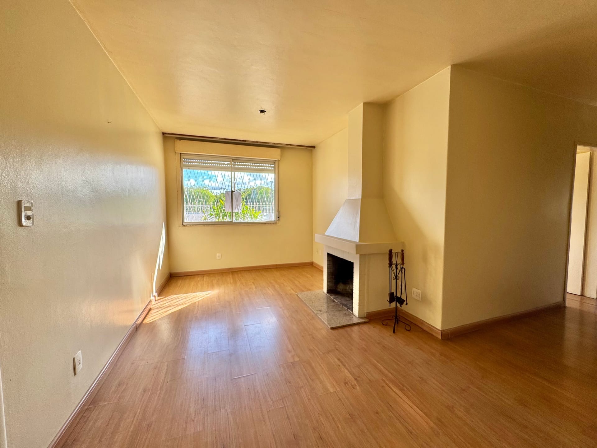 Apartamento térreo no Centro de Pelotas, 3 dorms (1 suíte), 93,9 m², sala com lareira, lavanderia, dependência e vaga rotativa. Amplo, ensolarado e funcional!