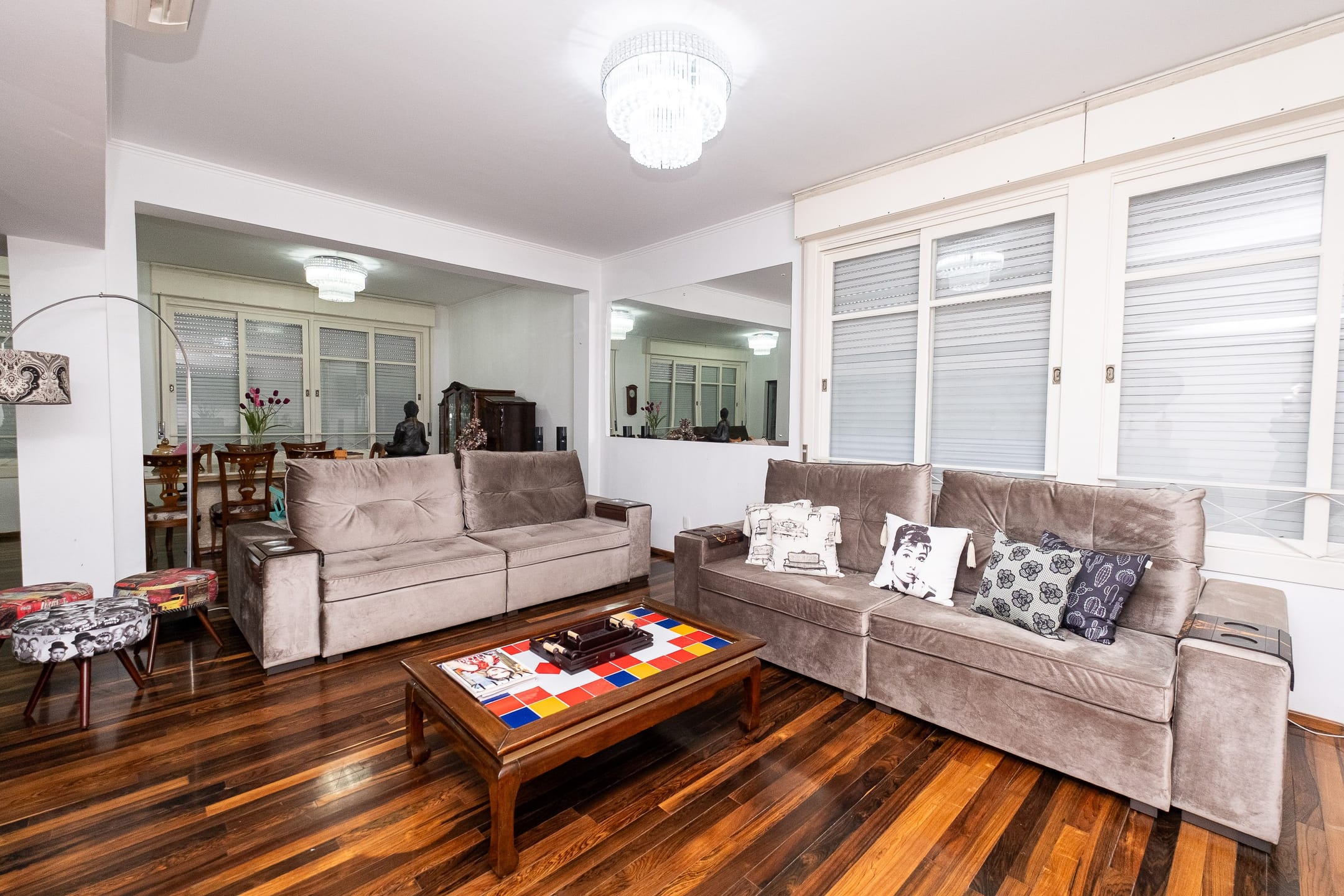 Luxuoso apartamento no Centro de Pelotas, 440 m², 3 suítes, móveis planejados, andar alto, portaria 24h e manobrista. Exclusividade e conforto.