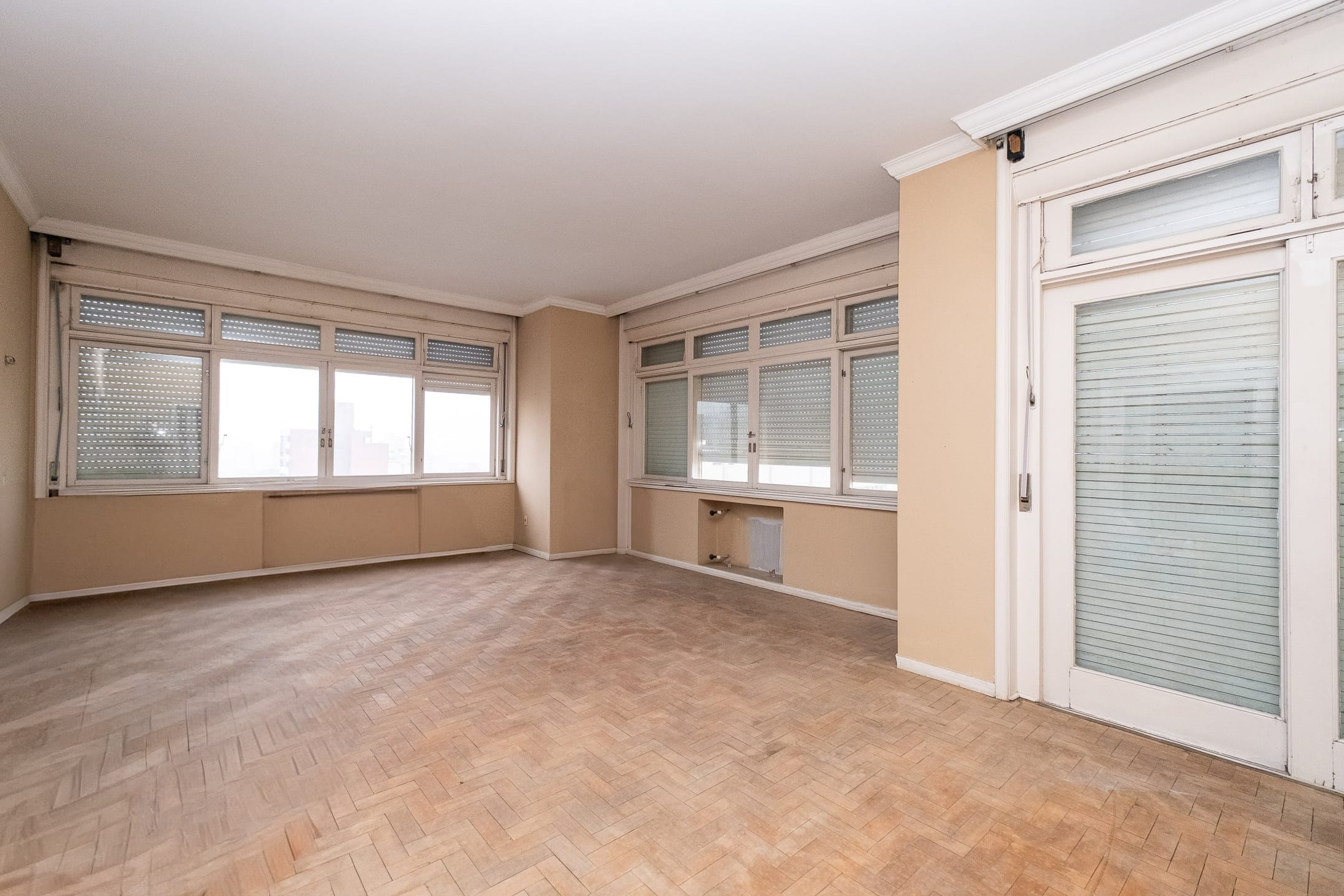Amplo apartamento no Centro de Pelotas, 400 m², 3 suítes, 2 vagas, portaria 24h e manobrista. Sofisticação, conforto e localização privilegiada.