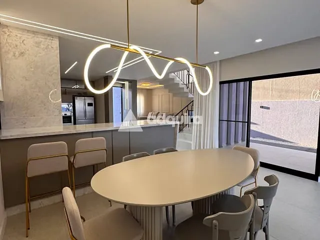 Casa com 330m² 3 quartos e 3 banheiros, à venda, no bairro Jardim Carvalho em Ponta Grossa