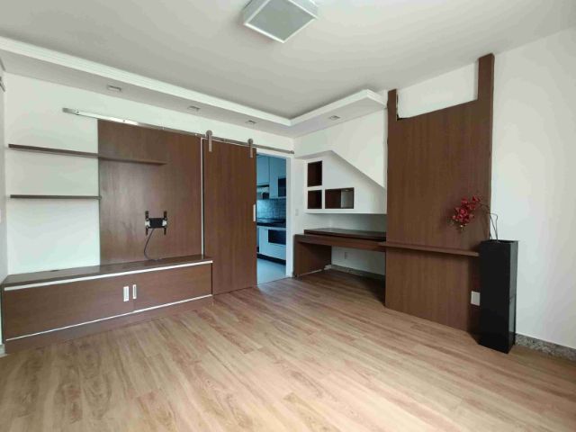 COM 2 VAGAS PARALELAS.