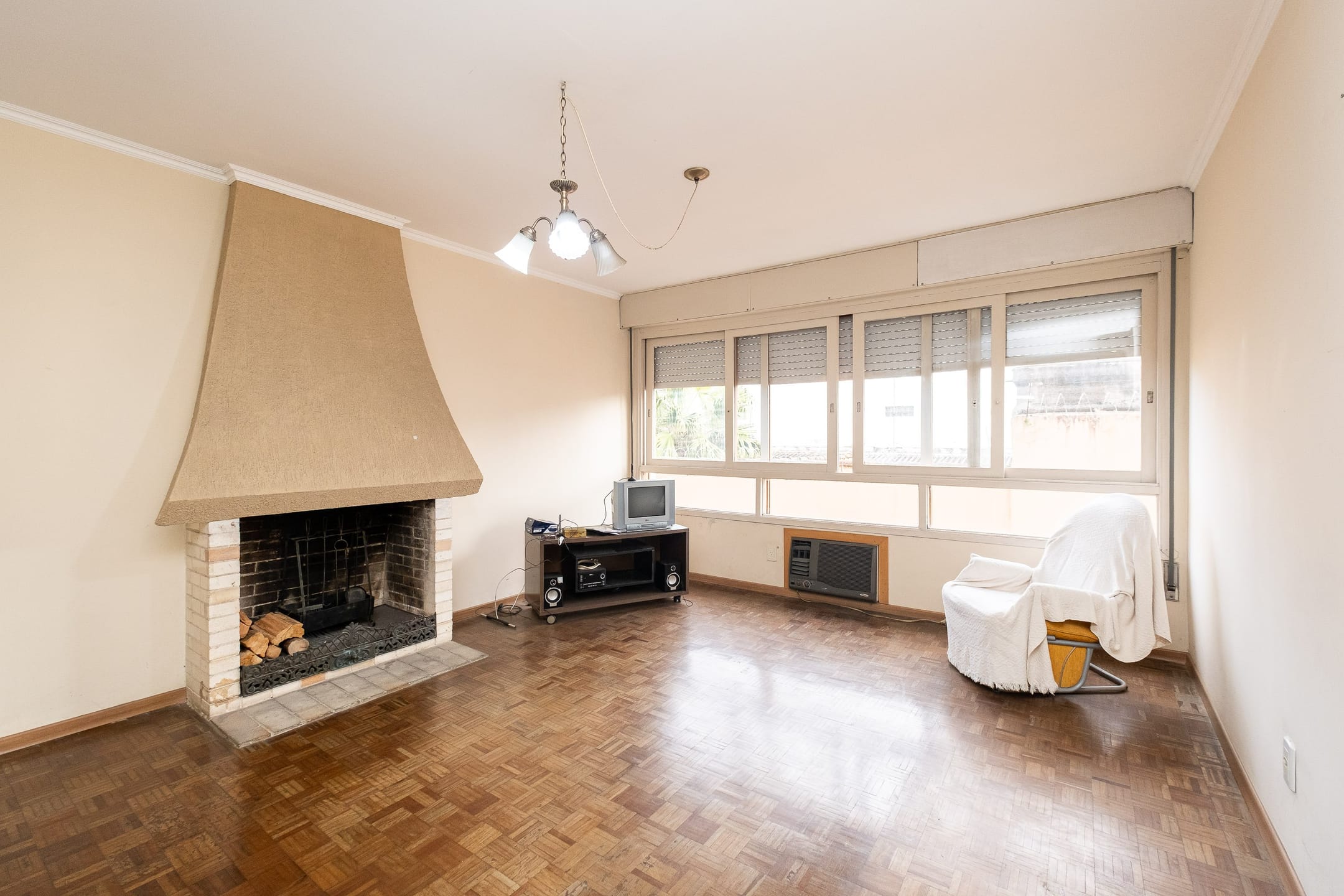 Apartamento espaçoso com 3 quartos (1 suíte),  lareira, sacada, ar-condicionado e armários planejados. Conforto e estilo no melhor lugar!