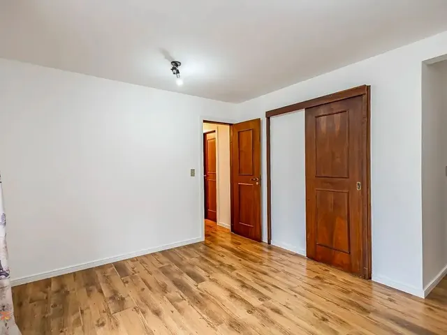 Apartamento 3 quartos e 2 banheiros, para alugar, no bairro Cabral em Curitiba
