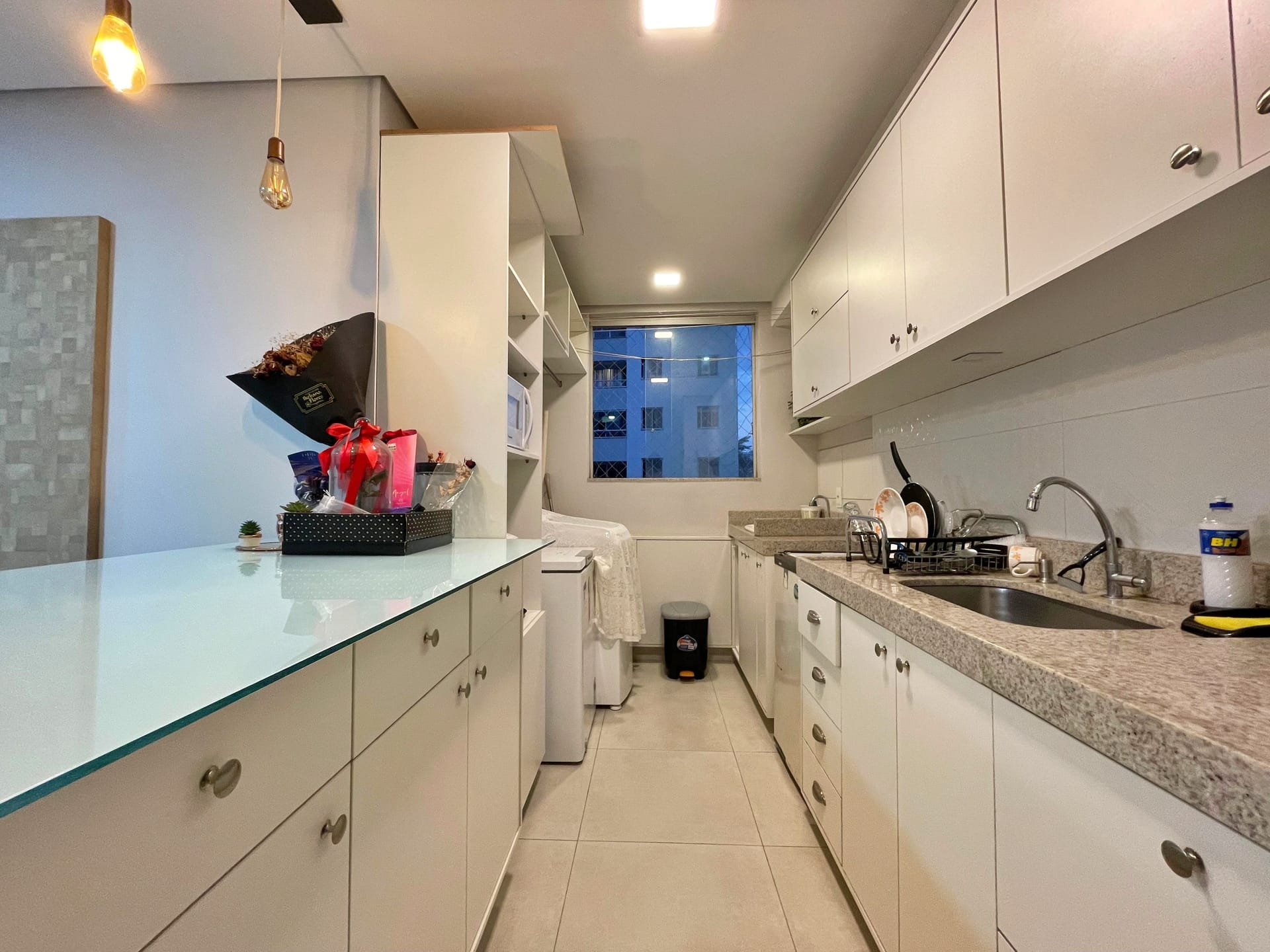 Apartamento 2 quartos, armários planejados e vaga coberta.