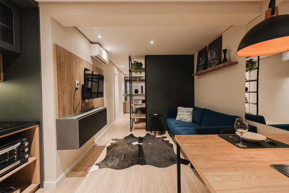 Apartamento decorado à venda no São Gonçalo! 33,57 m², 1 dormitório, ar-condicionado, vaga, armários planejados e condomínio com segurança completa.
