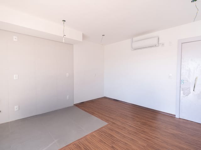 Foto do Apartamento - Apartamento à venda no Smart Urban Club, Areal: 62 m², 2 quartos, sacada com churrasqueira e piso porcelanato. | UP Imóveis