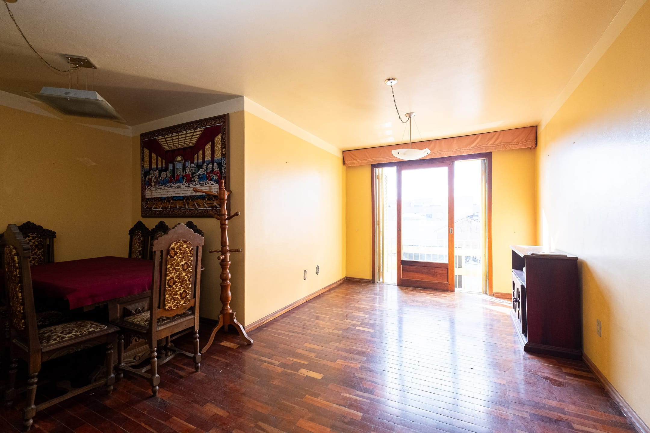 Duplex semi mobiliado à venda no Centro de Pelotas: 210 m², 5 quartos (sendo 2 suítes), área gourmet, churrasqueira e ótima posição solar.