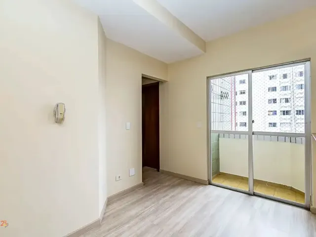 Apartamento 1 quarto e 1 banheiro, para alugar, no bairro Centro em Curitiba