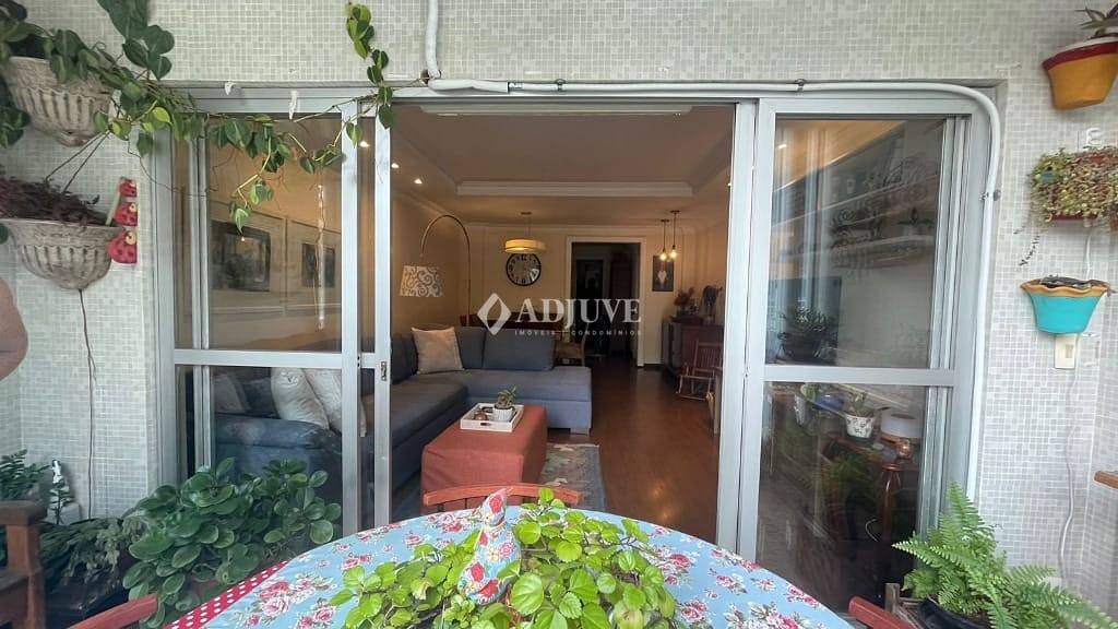 Apartamento à venda com 3 quartos, 130m² - Foto 2