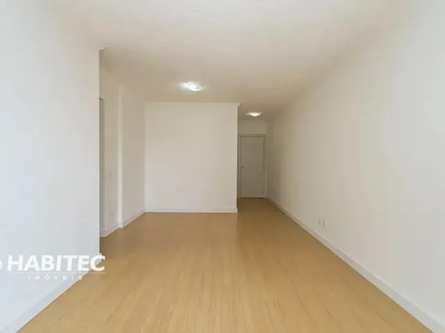 Apartamento 2 quartos e 2 banheiros, para alugar, no bairro Centro em Curitiba