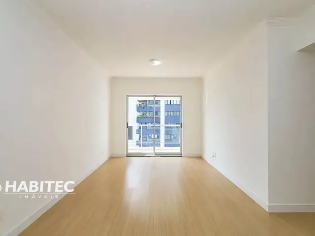Apartamento 2 quartos e 2 banheiros, para alugar, no bairro Centro em Curitiba