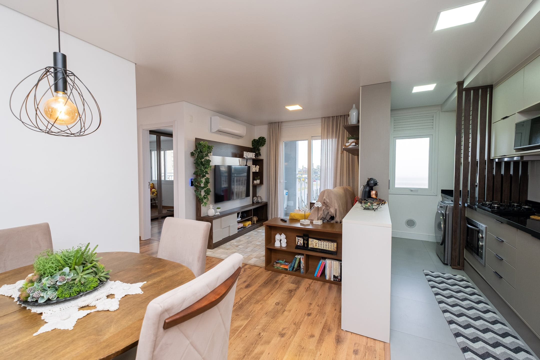 Apartamento mobiliado na Três Vendas! Belo, funcional e completo: 2 dorms (1 suíte), sacada com churrasqueira, vaga e estrutura de lazer incrível!