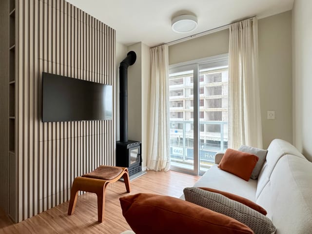 Foto do Apartamento - Apartamento mobiliado à venda no Viver Quartier, Três Vendas - 57 m², 2 quartos, sacada com churrasqueira e vaga. | UP Imóveis