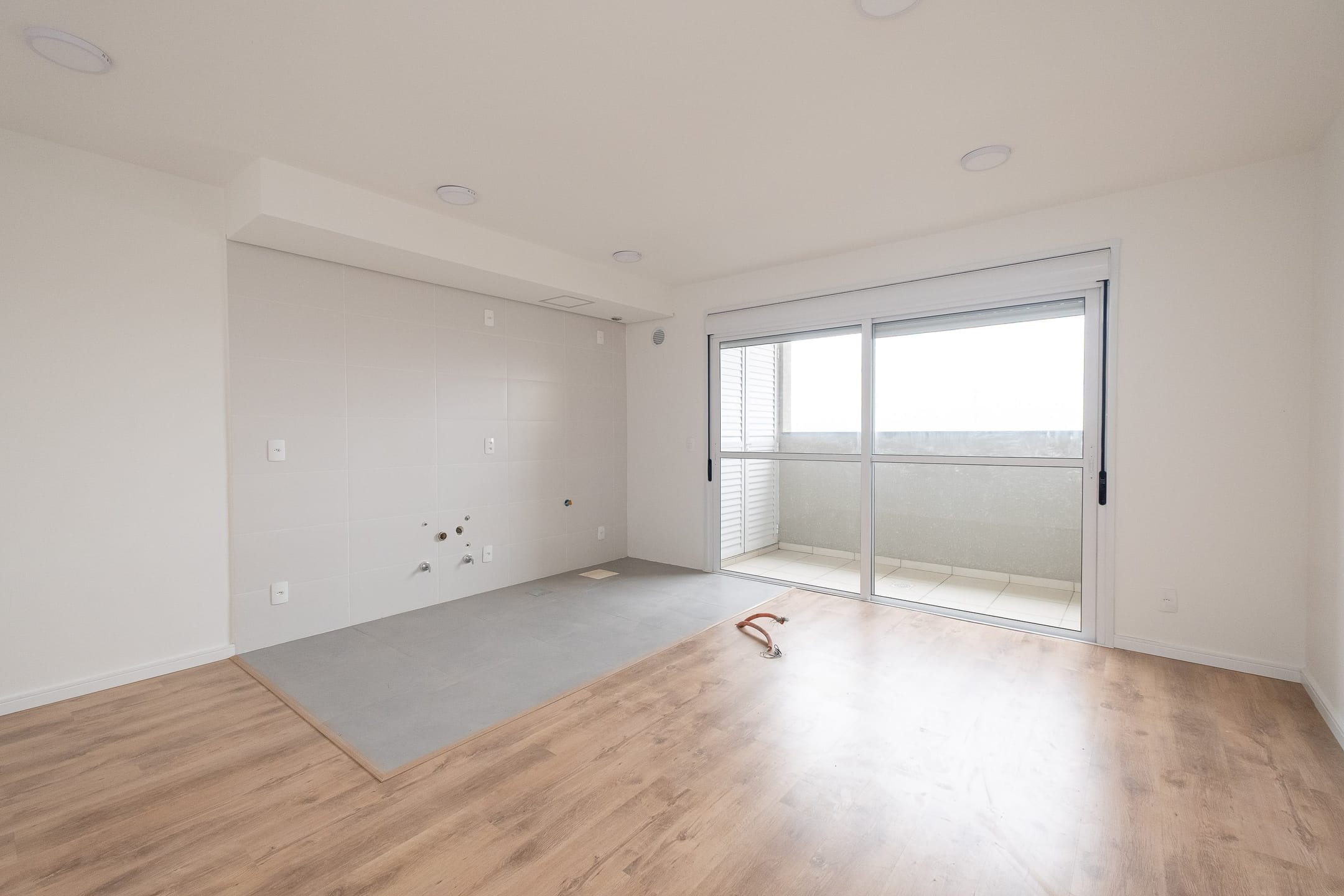 Apartamento à venda no Areal: 62,81m², 2 dorms (1 suíte), sacada, 1 vaga, acabamento em porcelanato, lazer completo e segurança 24h. Excelente oportunidade!
