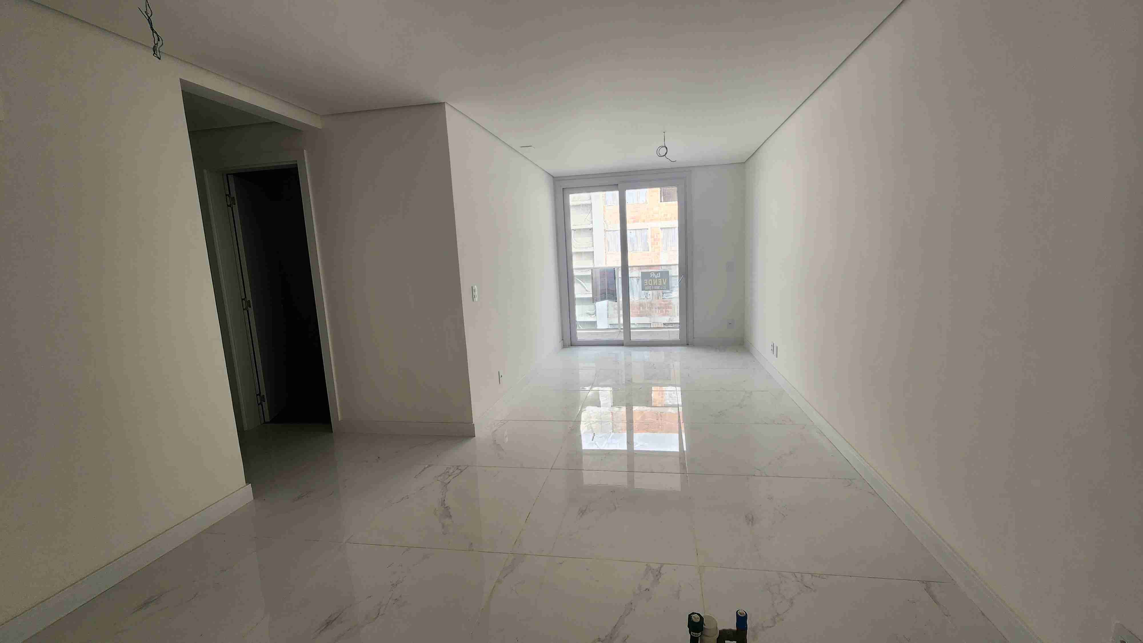 Apartamento à venda no Centro de Pelotas com 2 quartos (1 suíte), 2 banheiros, piso e fechadura eletrônica. Qualidade Miguel Zabaleta!