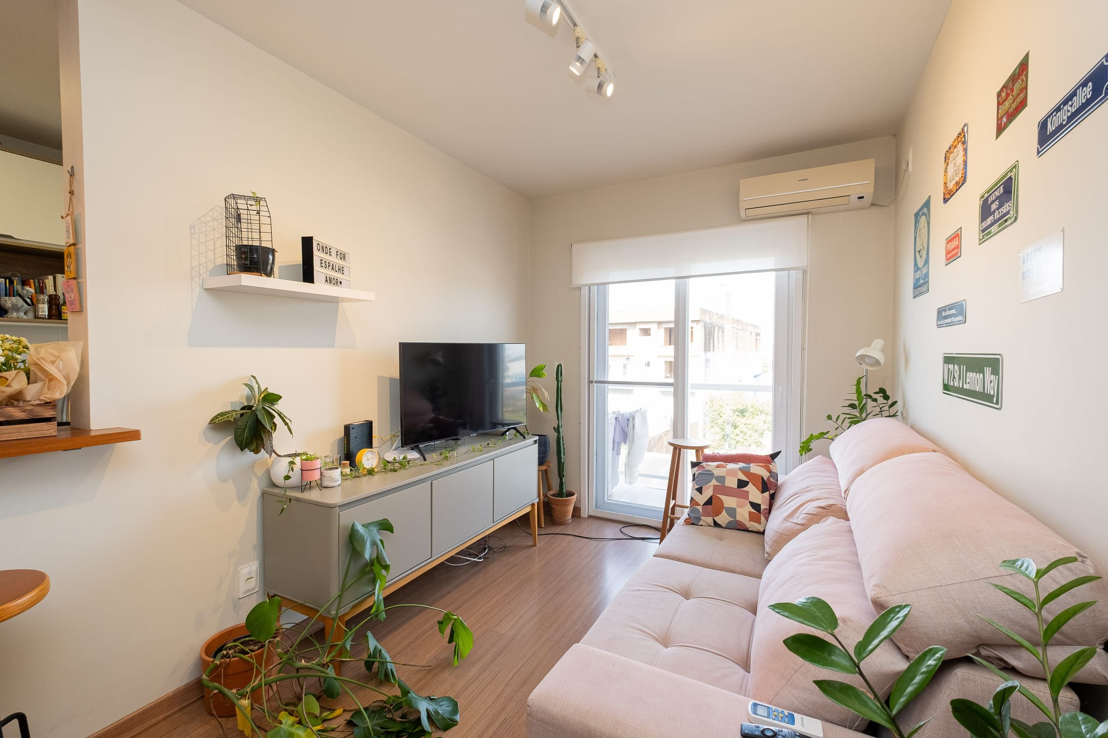Apartamento mobiliado de 65 m² no Areal, com 2 quartos, vaga coberta e a 300 m do Shopping Pelotas. Conforto e localização privilegiada!