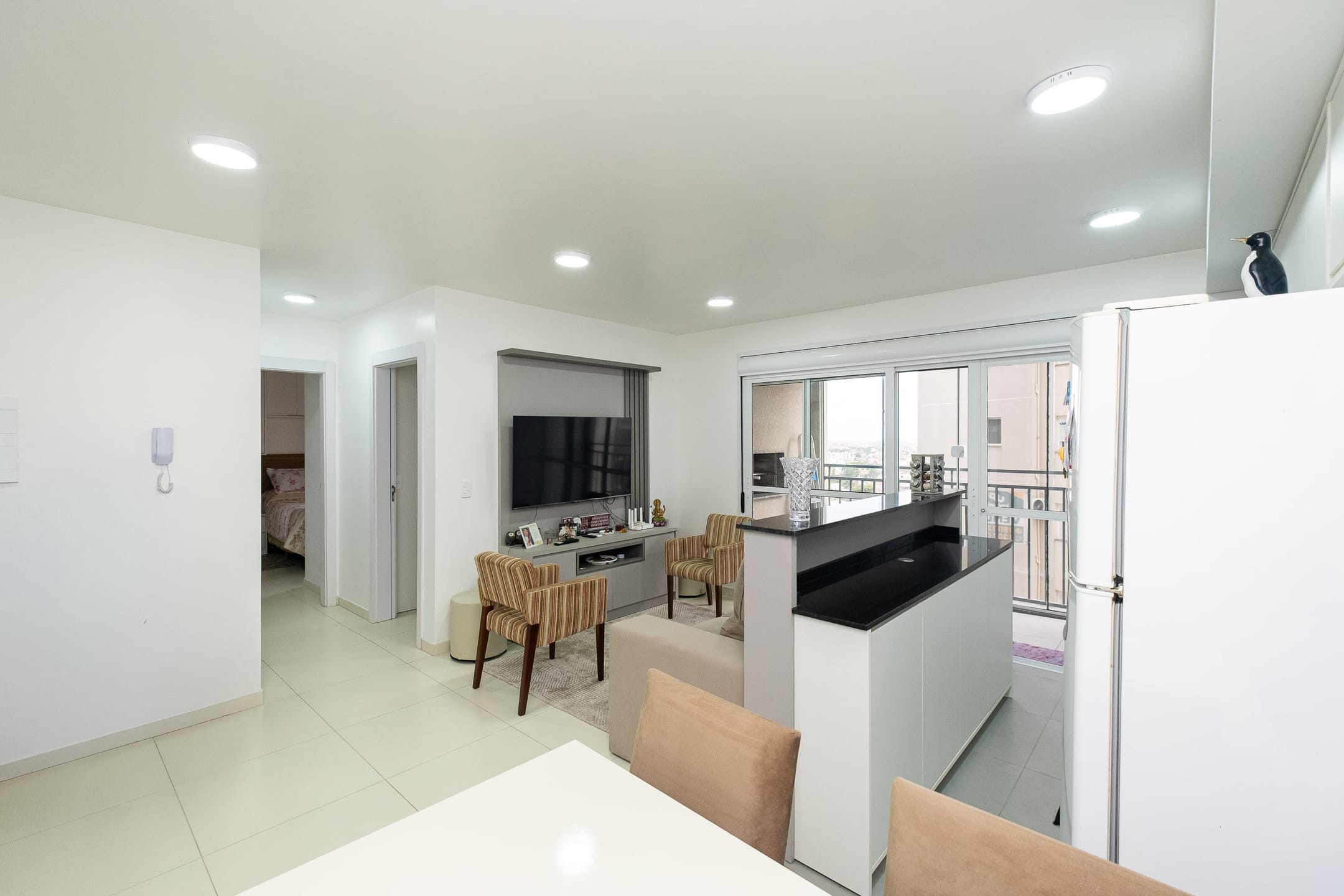 Apartamento mobiliado no Areal, 62 m², 2 quartos (1 suíte), sacada com churrasqueira, vaga, andar alto e condomínio completo com lazer e portaria 24h.