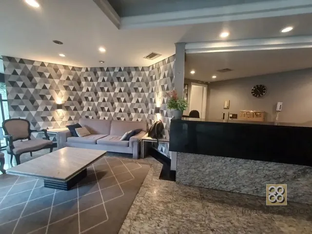 Apartamento 2 quartos e 2 banheiros, para alugar, no bairro Centro em Curitiba