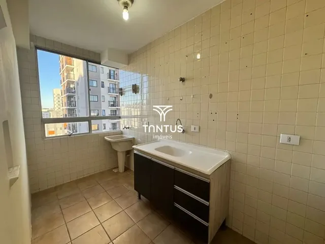 Apartamento 1 quarto e 1 banheiro, para alugar, no bairro Centro em Curitiba