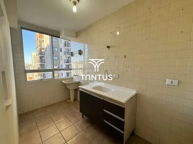 Apartamento 1 quarto e 1 banheiro, para alugar, no bairro Centro em Curitiba