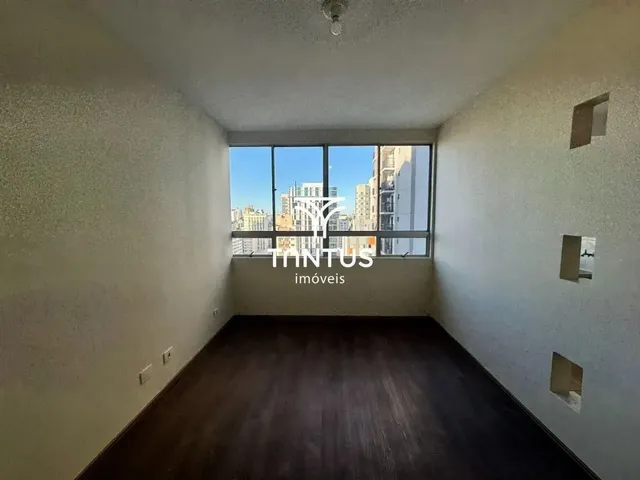 Apartamento 1 quarto e 1 banheiro, para alugar, no bairro Centro em Curitiba