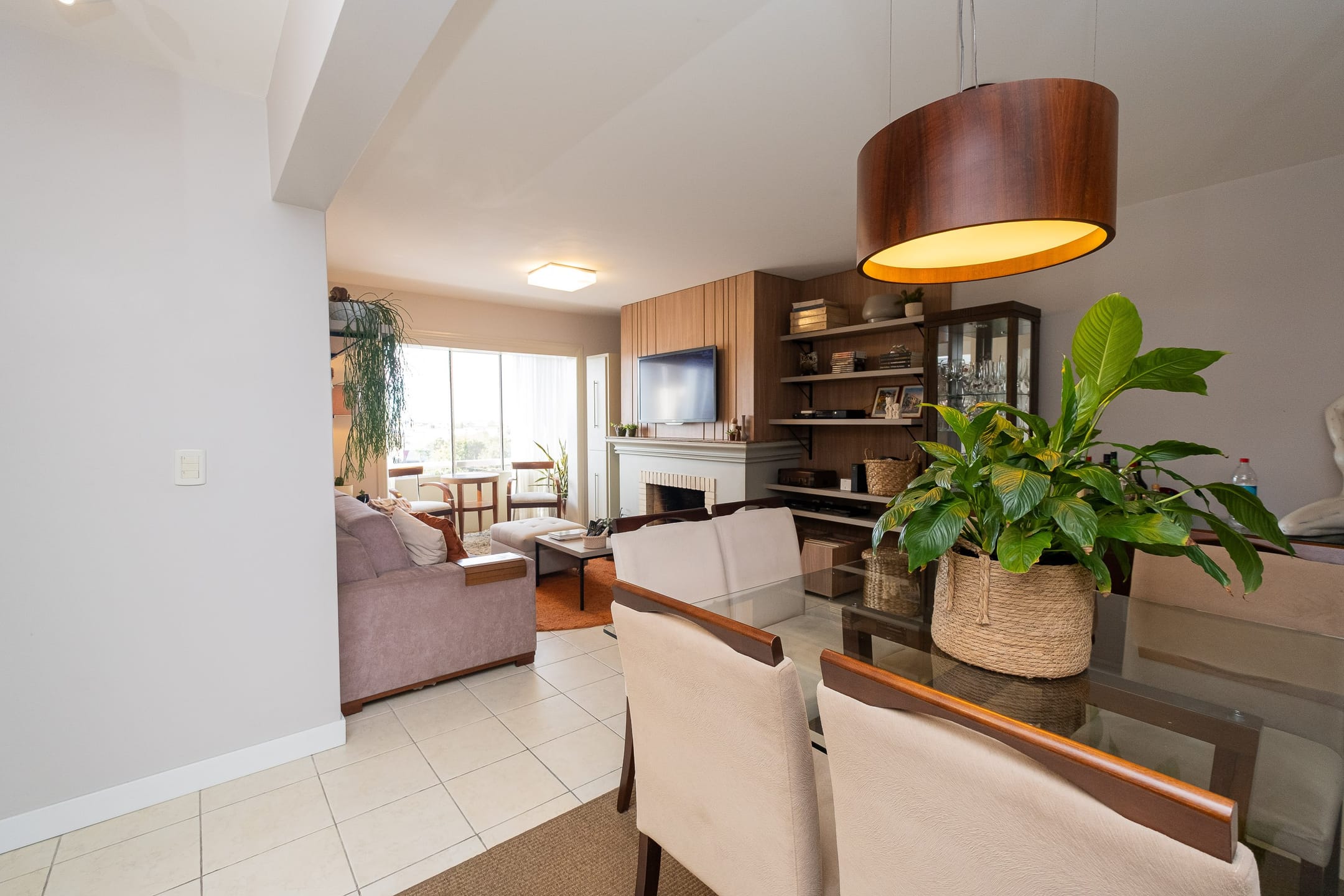 Apartamento à venda no Centro de Pelotas, 118m²: 3 quartos (1 suíte), 2 salas, lareira, sacada, andar alto e 1 vaga. Conforto e sofisticação!