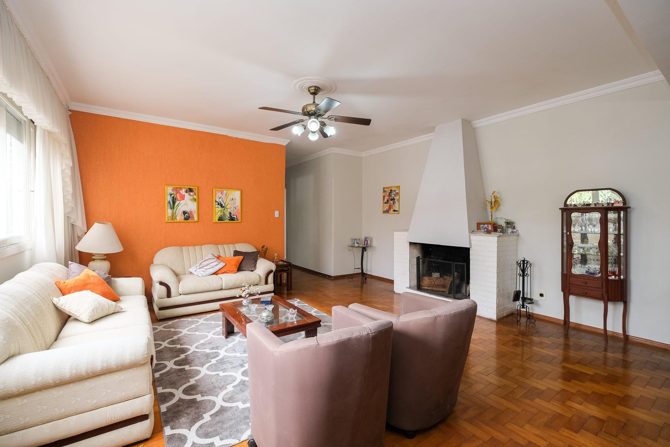 Apartamento à venda no Centro de Pelotas: 3 quartos (sendo 1 suíte), 3 vagas cobertas, churrasqueira, espaço gourmet e lareira.