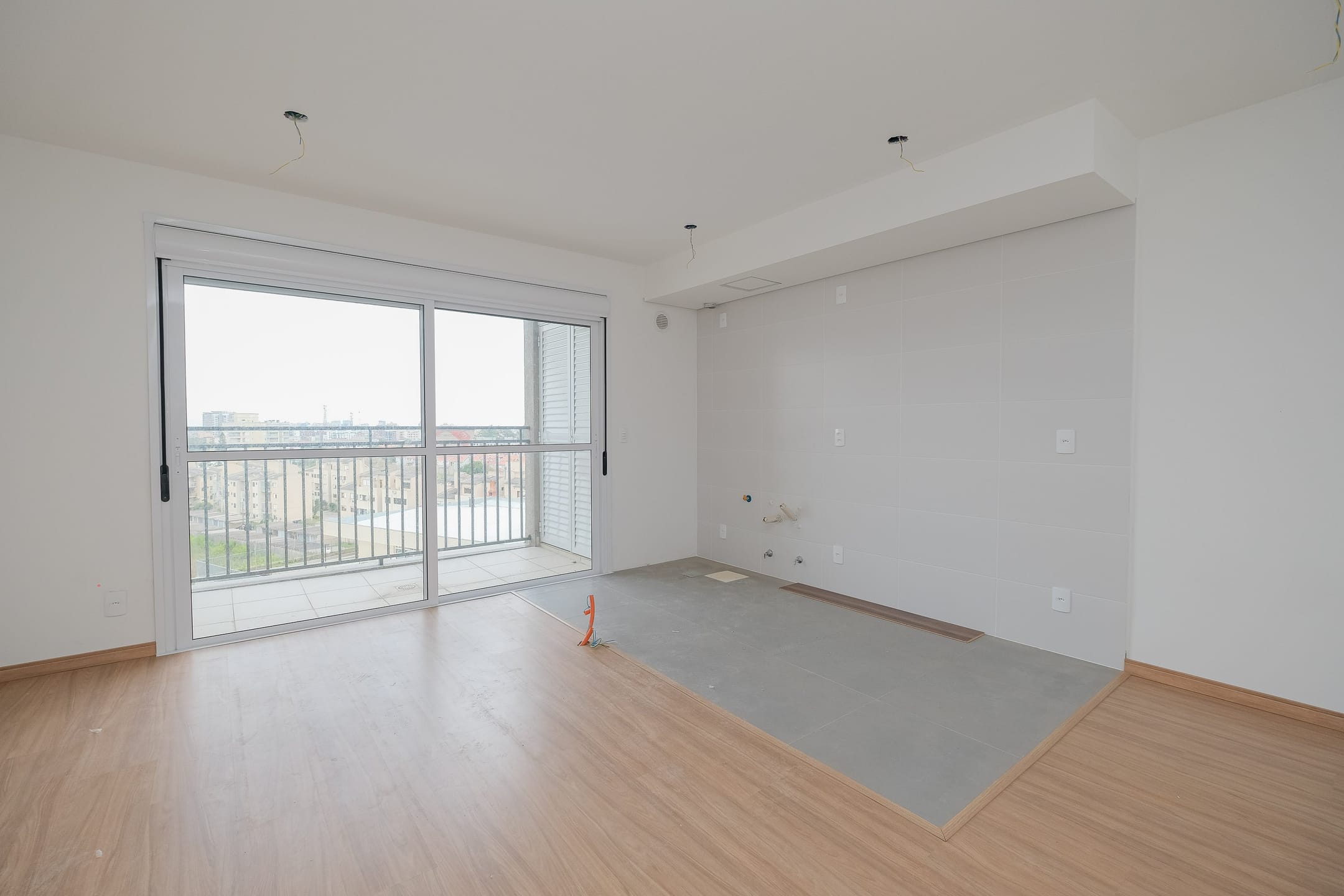 Apartamento de 2 dormitórios disponível para venda e aluguel em condomínio completo com infraestrutura de lazer no bairro Areal em Pelotas RS