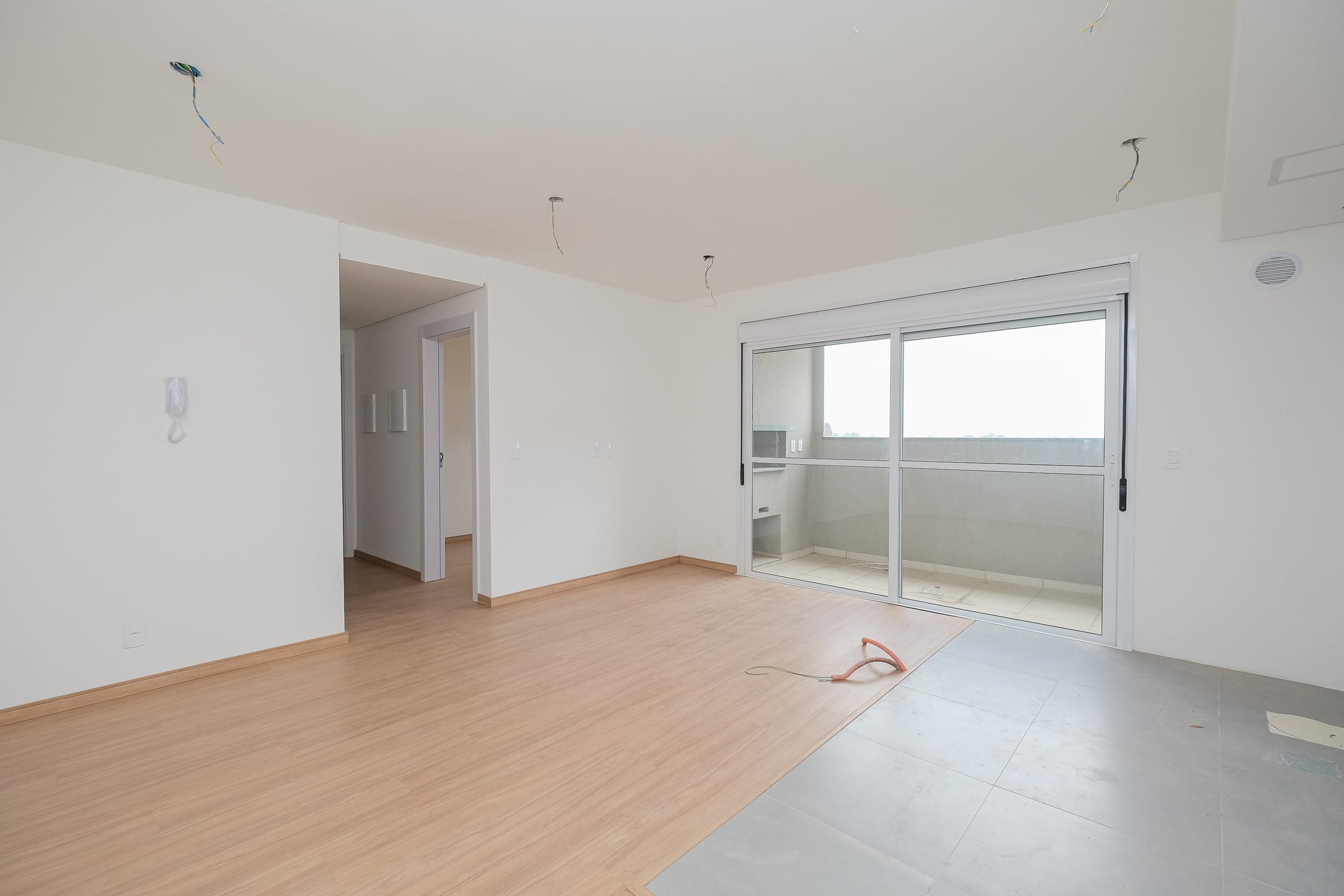 Apartamento de 3 dormitórios disponível para venda e aluguel em condomínio completo com lazer e segurança no bairro Areal em Pelotas RS