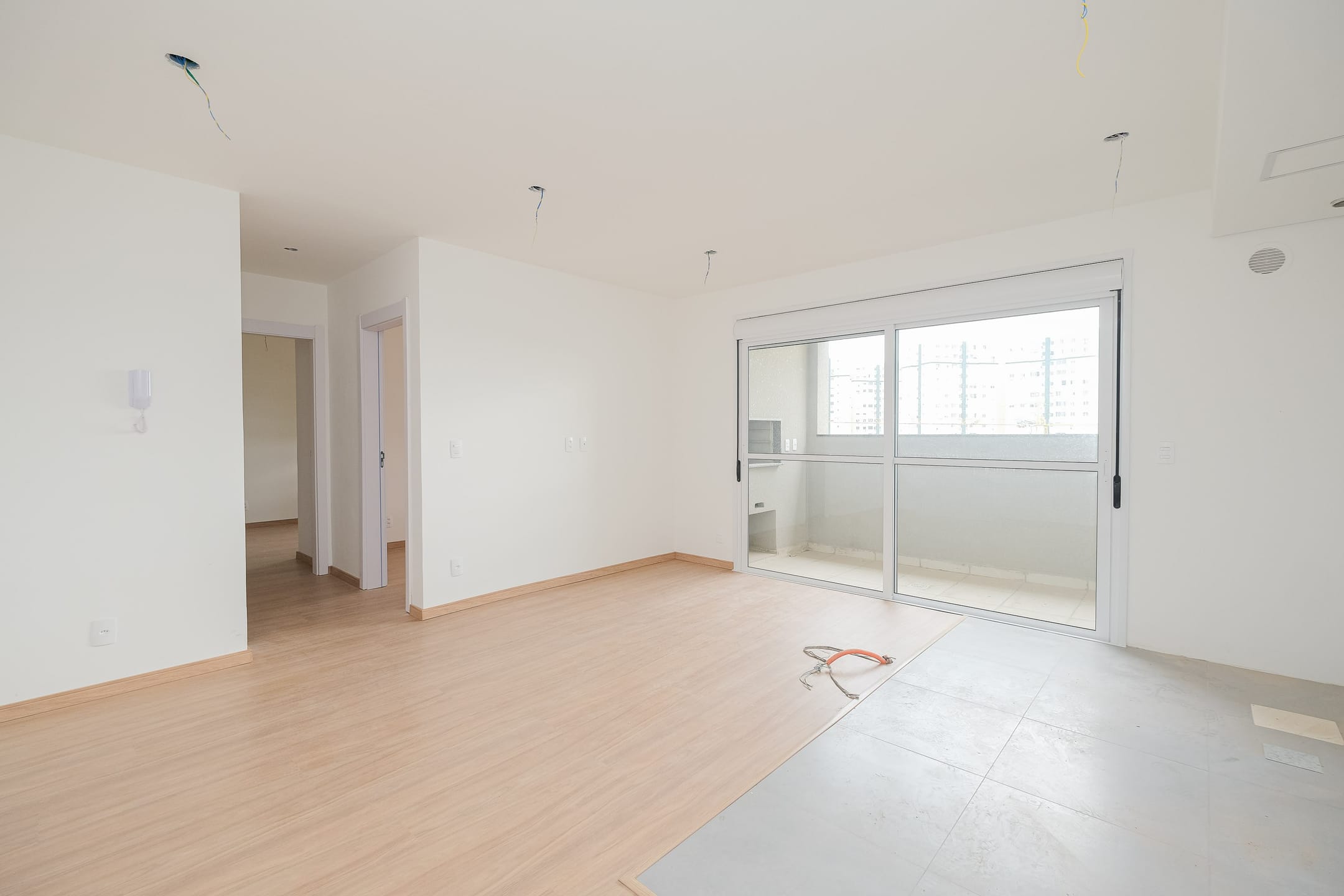 Apartamento de 2 dormitórios disponível para venda e aluguel em condomínio completo com infraestrutura de lazer no bairro Areal em Pelotas RS