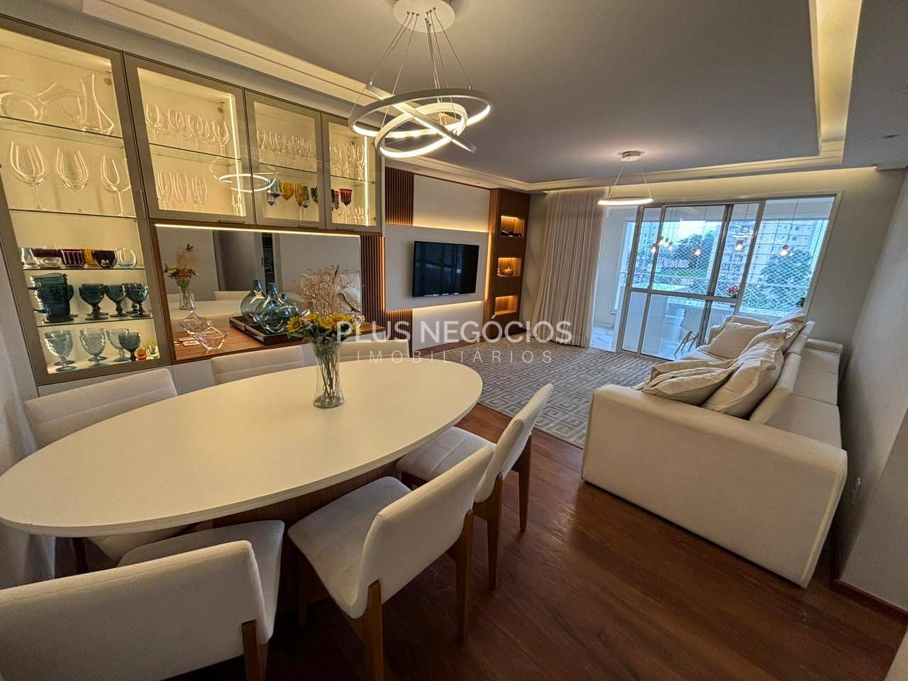 Apartamento à venda com 3 quartos, 135m² - Foto 1