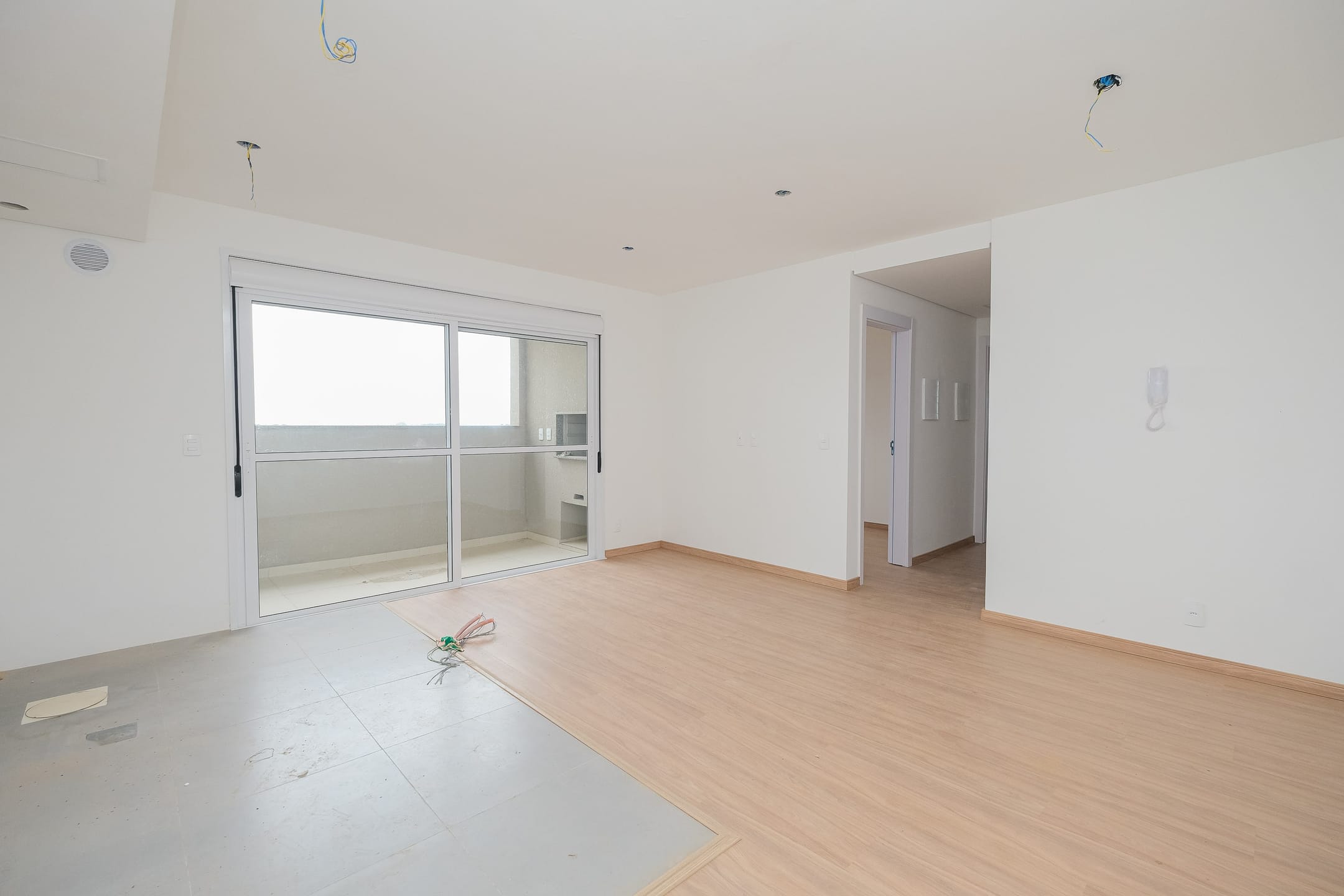 Apartamento de 3 dormitórios disponível para venda e aluguel em condomínio completo com lazer e segurança no bairro Areal em Pelotas RS