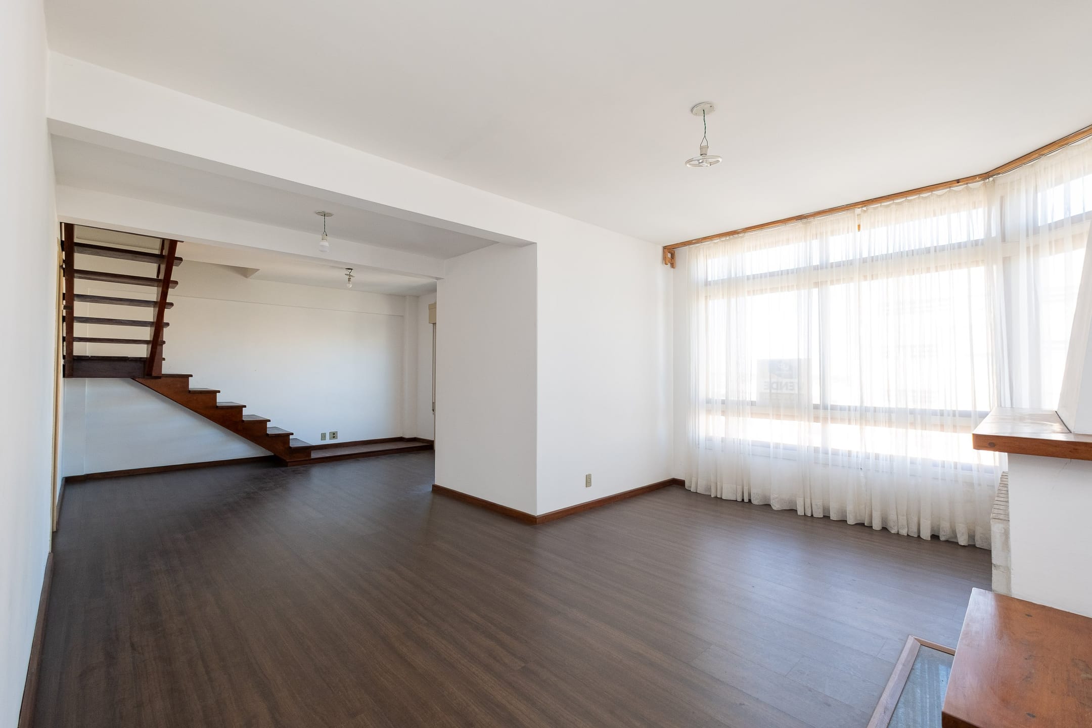 Apartamento à venda no Centro de Pelotas – 170 m² com 3 quartos, 4 banheiros, sacada, varanda, lareira, churrasqueira e 1 vaga. Amplo e confortável