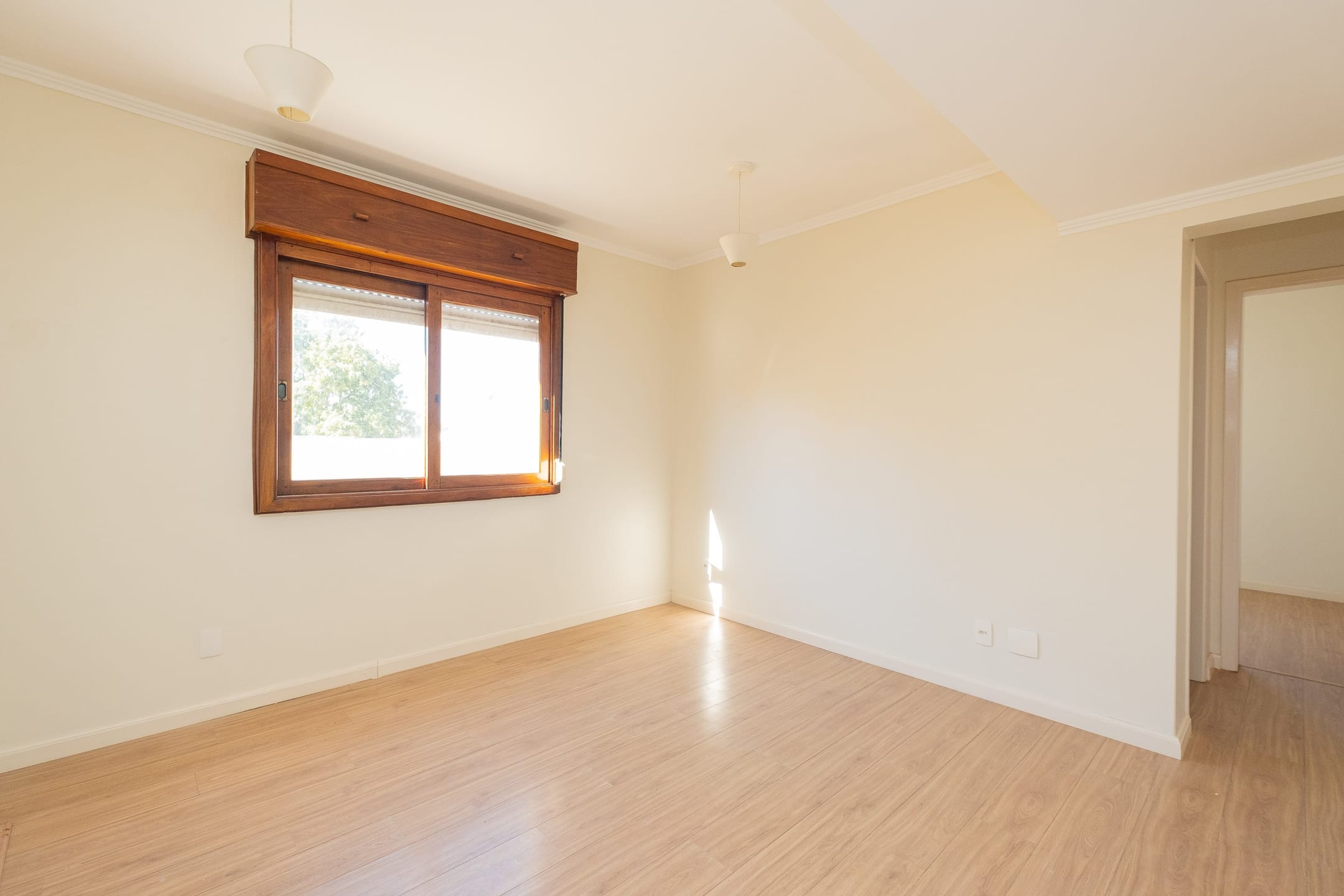 Apartamento para locação no Centro de Pelotas, com dois quartos aconchegantes, vaga de garagem privativa e excelente infraestrutura ao redor