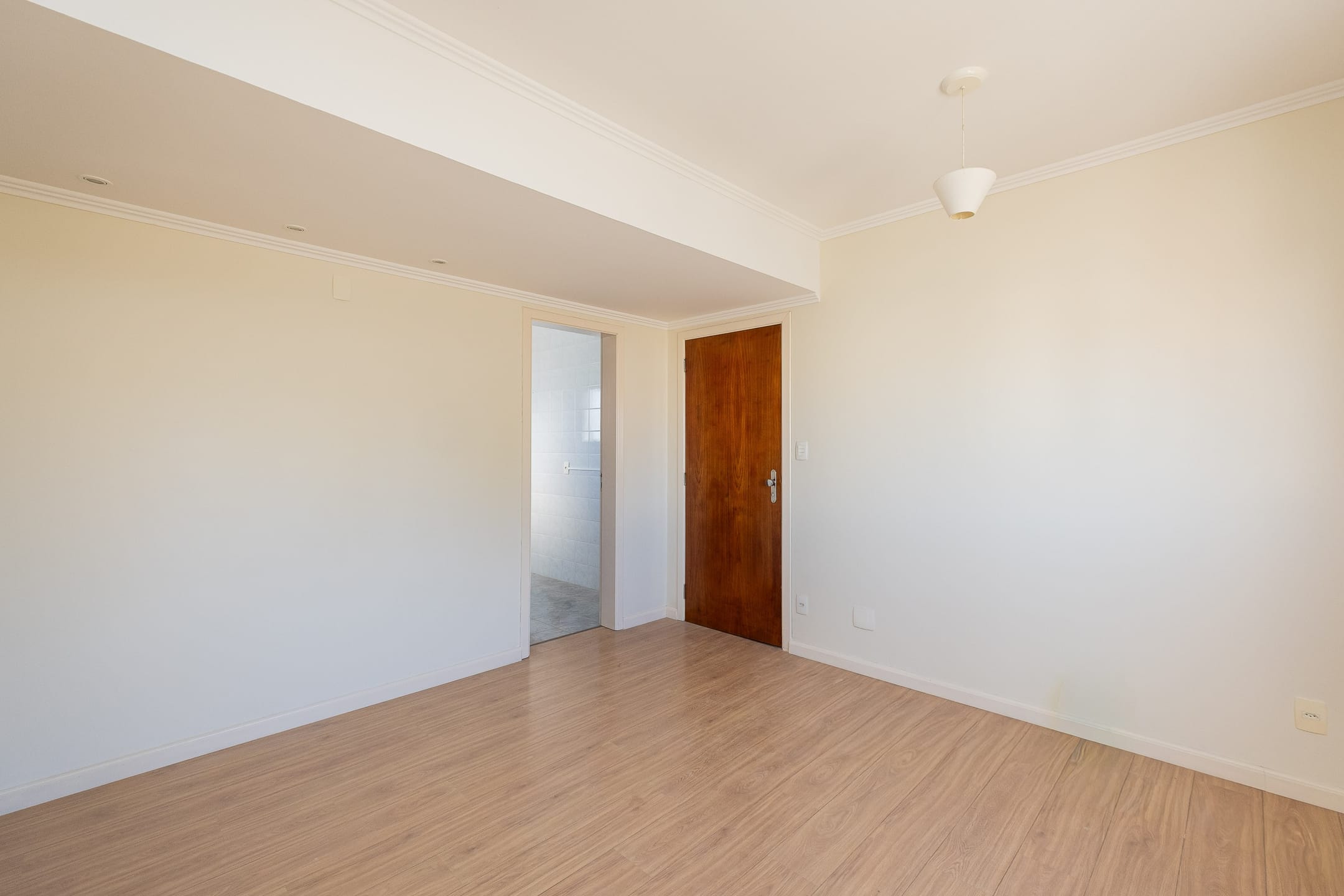 Apartamento para locação no Centro de Pelotas, com dois quartos aconchegantes, vaga de garagem privativa e excelente infraestrutura ao redor 2