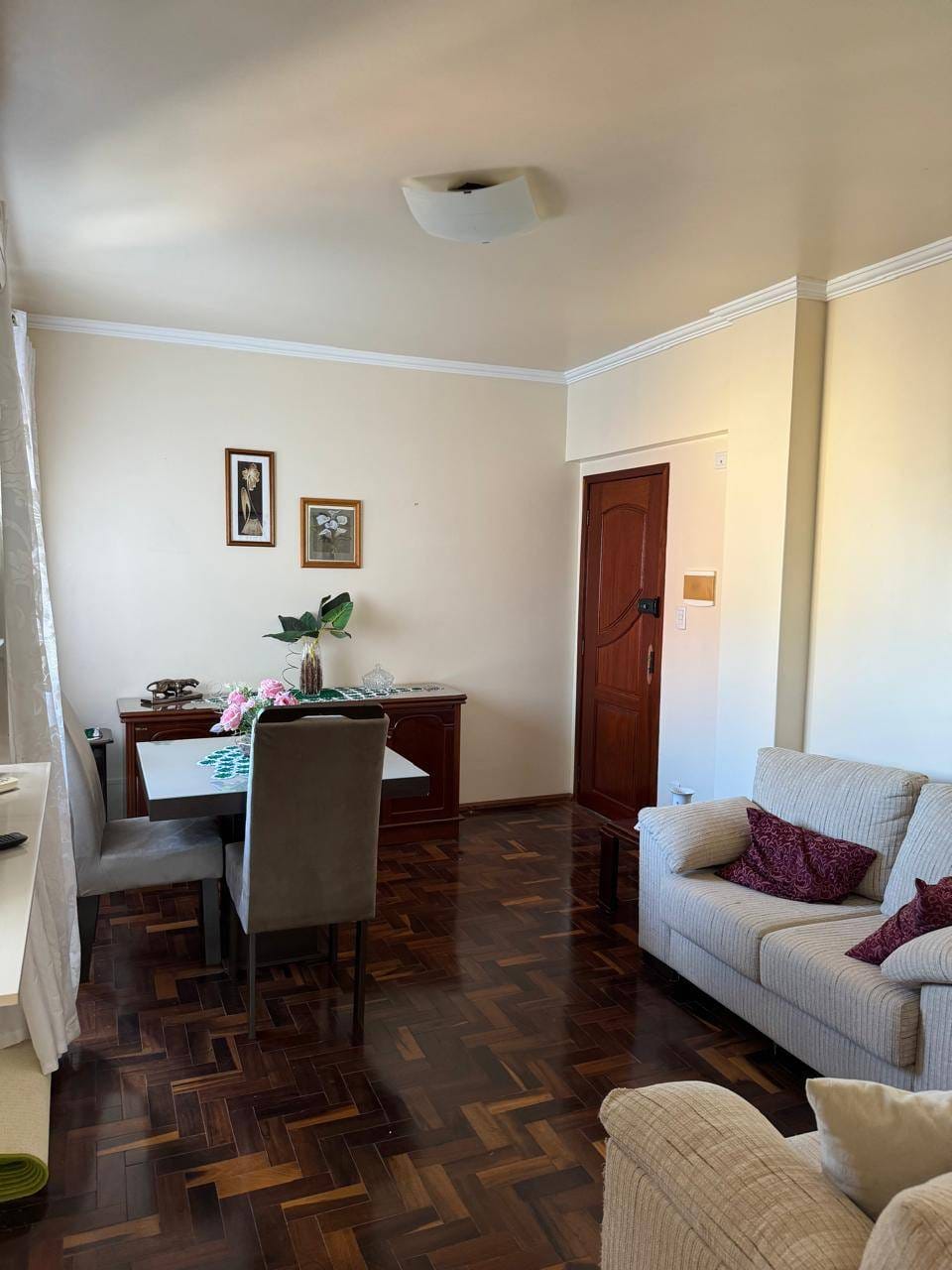 Apartamento à venda no Centro de Pelotas, 75m², com 2 quartos, 2 banheiros, salas amplas, armários planejados, elevador e portaria 24h.