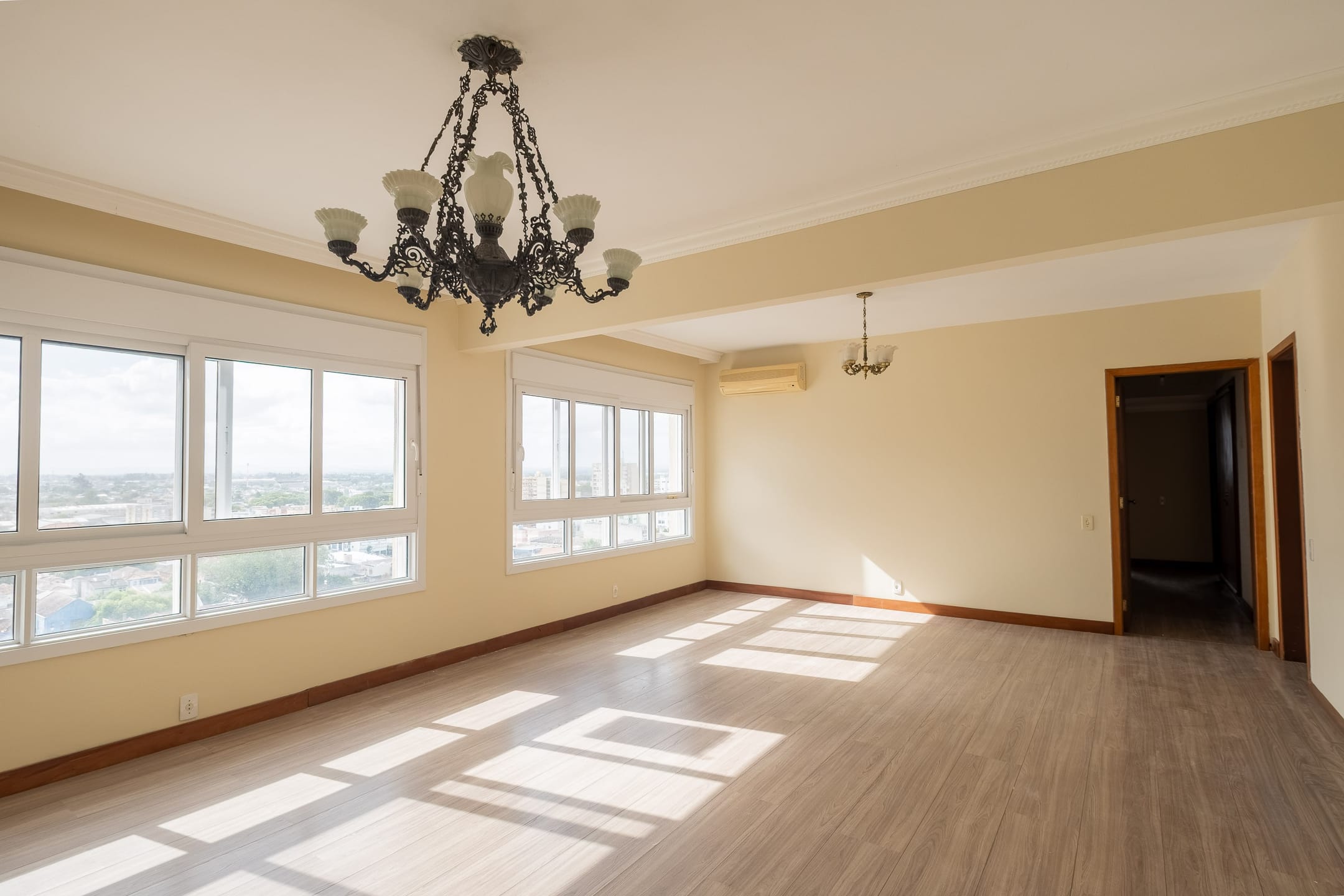 Apartamento à venda ou aluguel no Centro de Pelotas, 159m², 3 dormitórios (1 suíte), ampla sala, ótima localização e praticidade