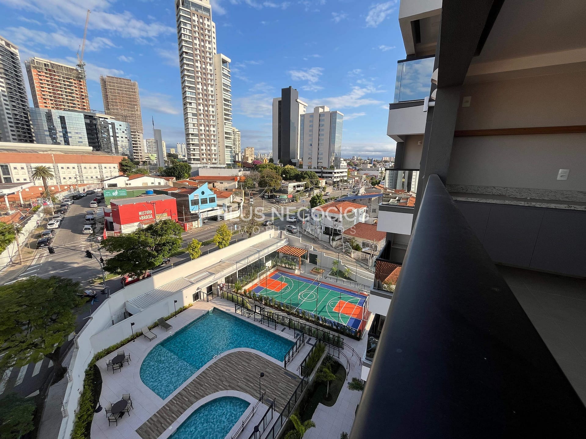 Apartamento à venda com 3 quartos, 107m² - Foto 2