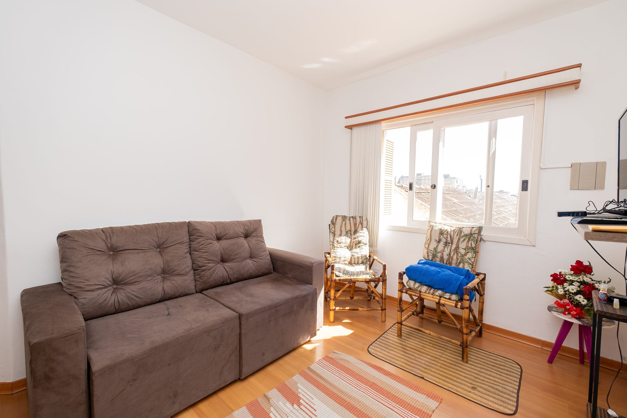 Apartamento à venda no Centro de Pelotas: 110m²,  3 quartos, sacada, terraço, churrasqueira e armários planejados.