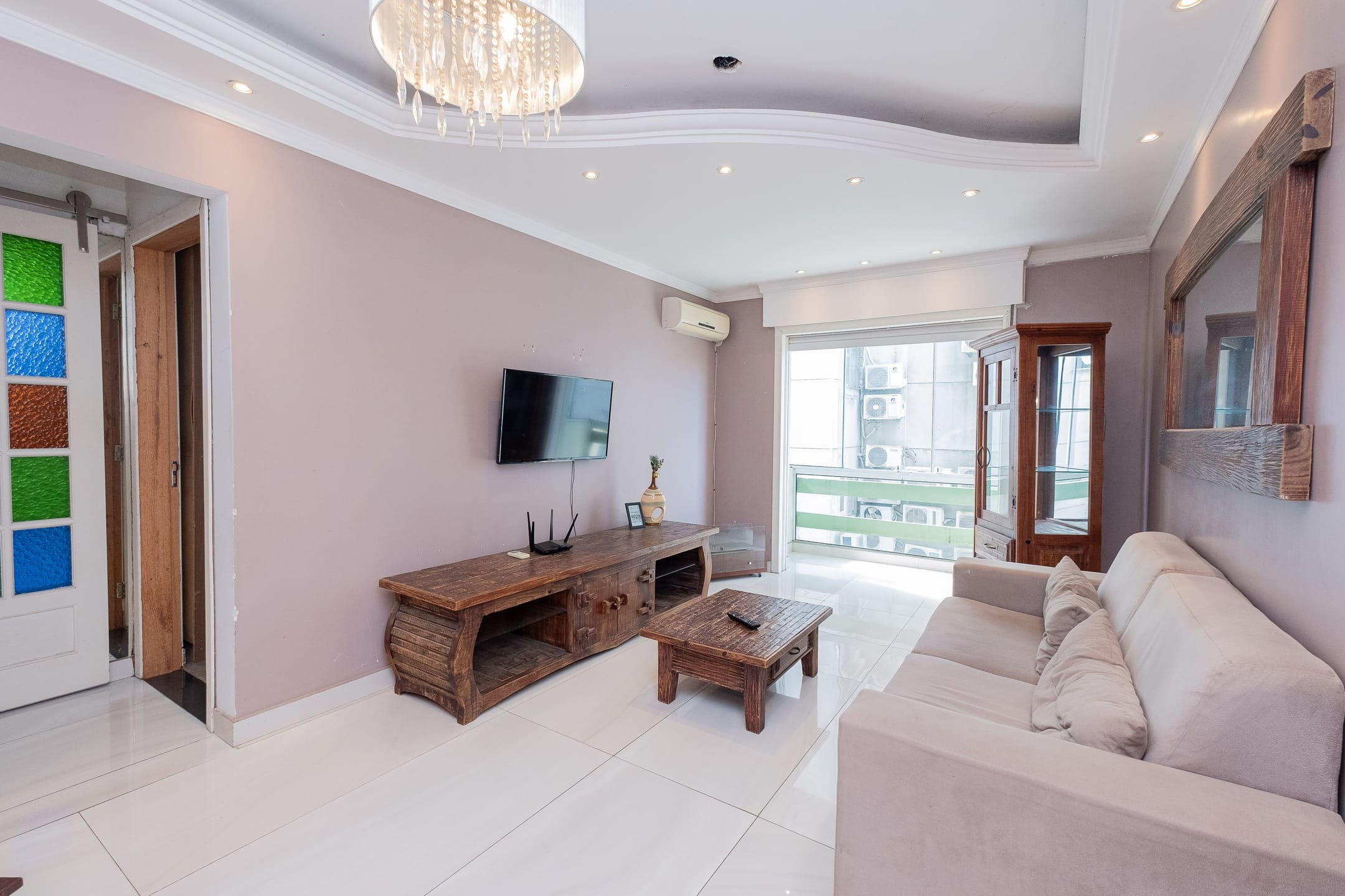 Apartamento à venda na Zona Norte de Pelotas – 83 m², 2 quartos (sendo 1 suíte), sacada e acabamentos em porcelanato.