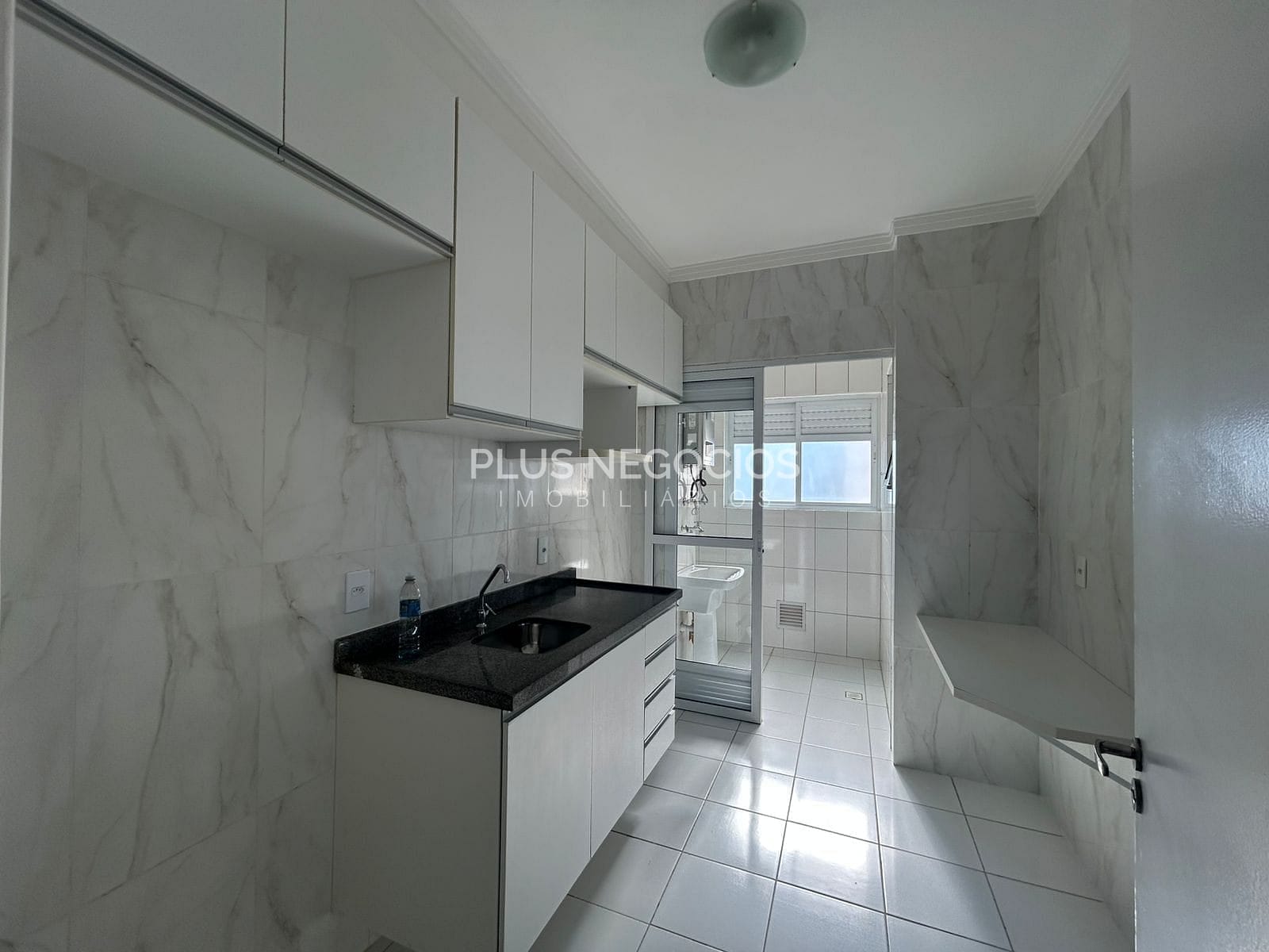 Apartamento à venda com 3 quartos, 76m² - Foto 2
