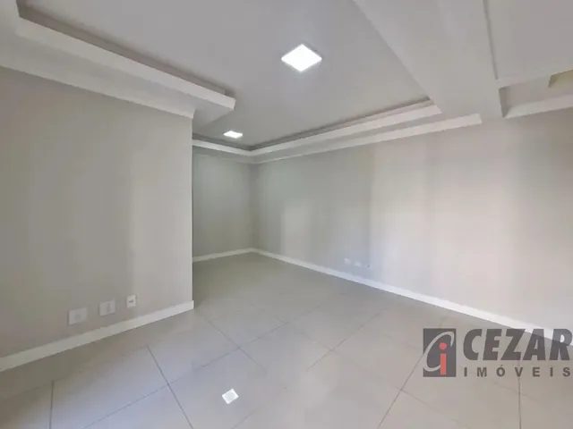 Apartamento 2 quartos e 2 banheiros, para alugar, no bairro Uberaba em Curitiba