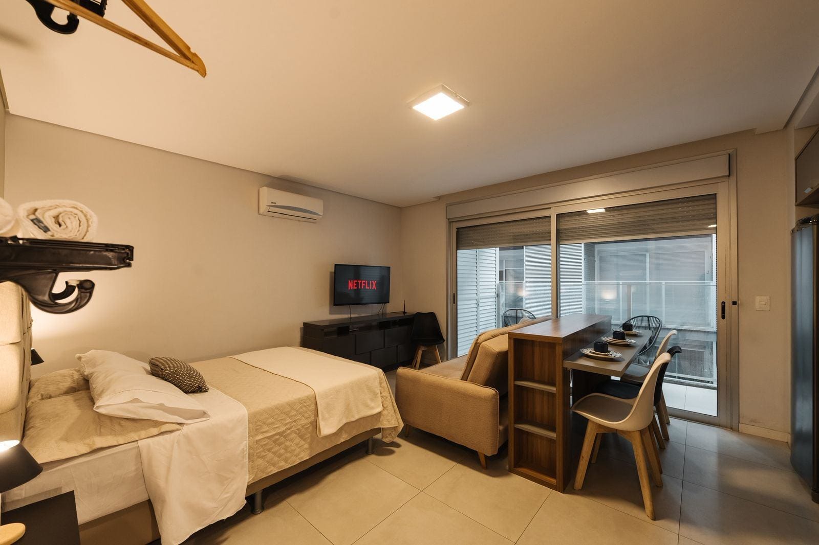 Apartamento mobiliado à venda no Studio Residence Plus II, Centro: 37m², 1 quarto, sacada e vaga de garagem.