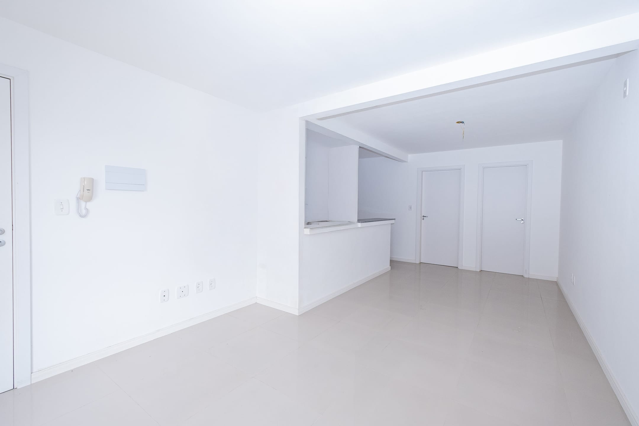 Apartamento à venda no Dom Alberto, centro de Pelotas: 49m², 1 quarto, armários planejados, piso laminado e vaga de garagem.