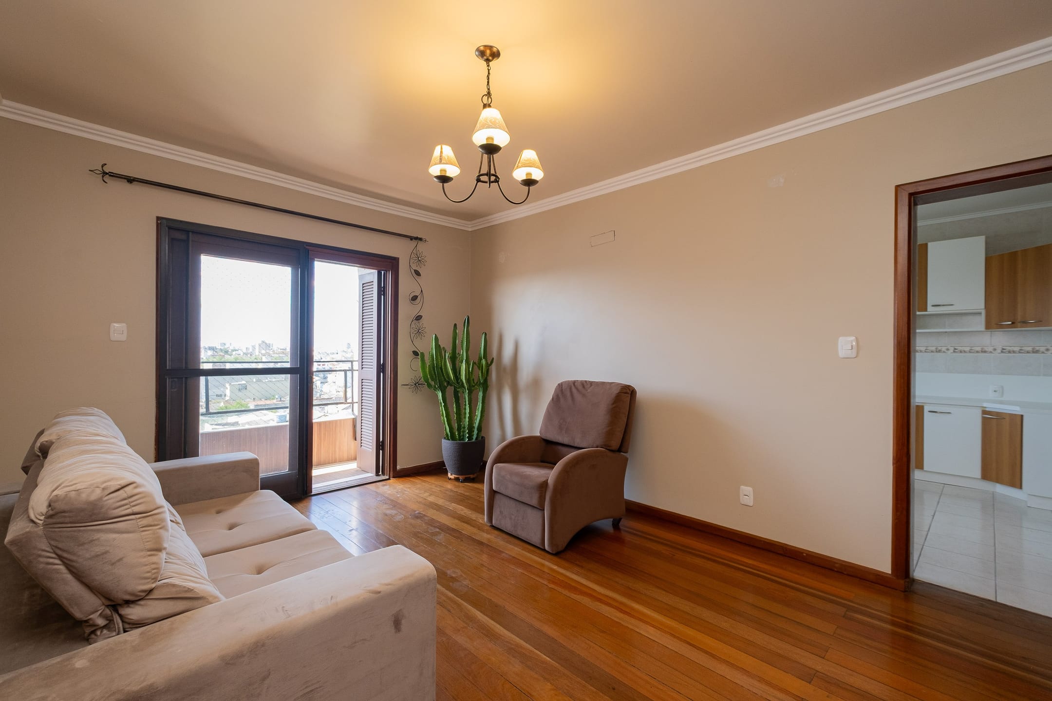 Apartamento reformado com 2 dormitórios, sacada e vaga de garagem disponível para venda no Centro de Pelotas, com 103m².