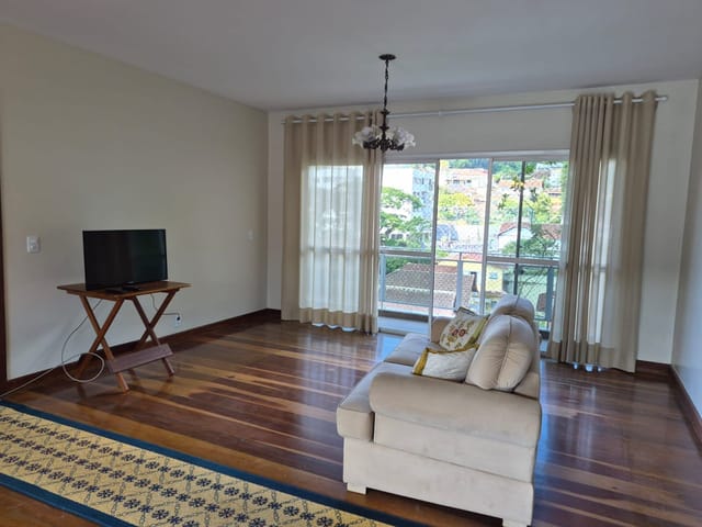 Apartamento 4 quartos e 1 banheiro, para alugar, no bairro Valparaíso em Petrópolis